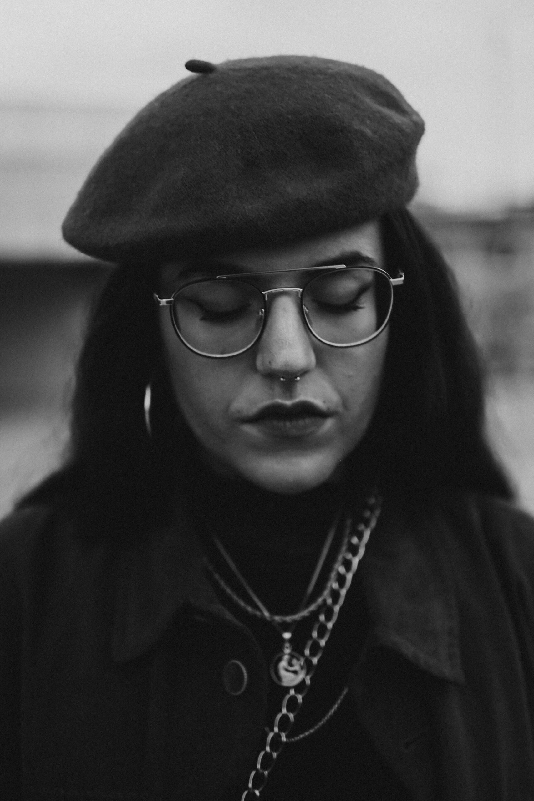 foto retrato de ariadna muñoz con boina en blanco y negro