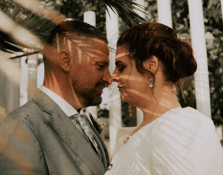 fotografia de una pareja el dia de su boda mirandose de frente