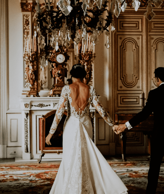 fotografia de una pareja de espaldas vestidos de novios en un palacio