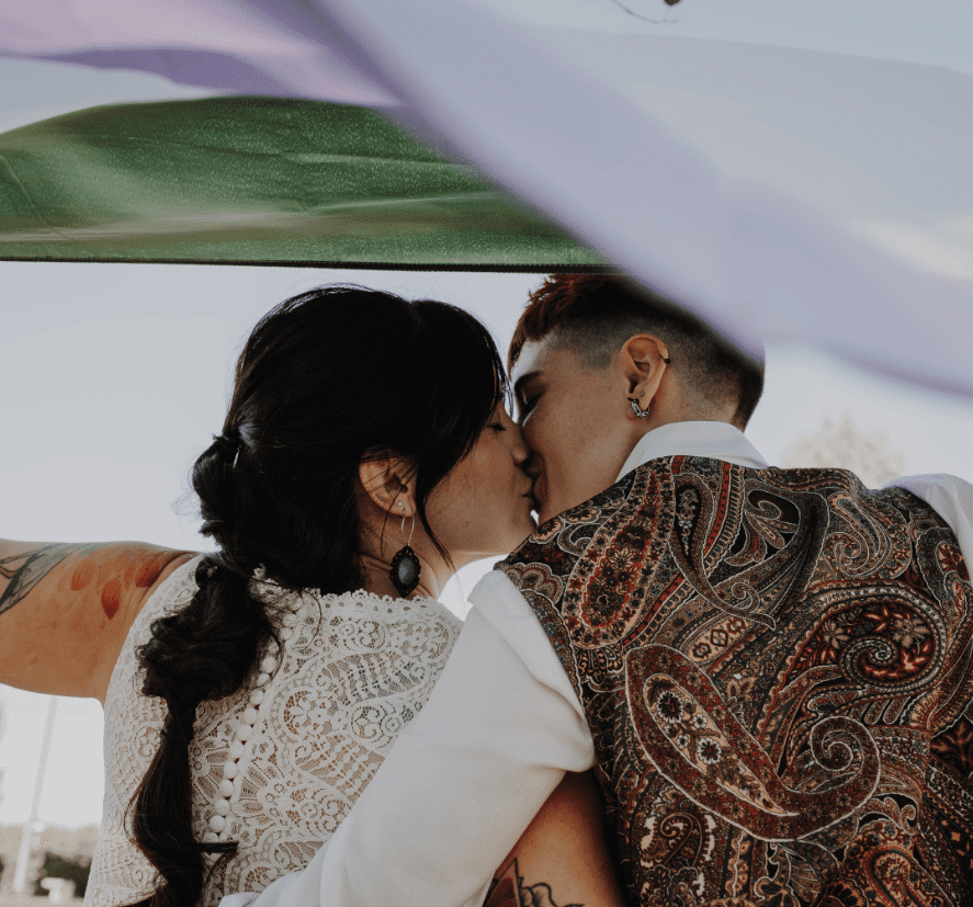 fotografia de una pareja dandose un beso el dia de su boda