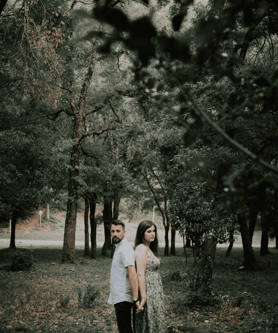 foto de una pareja dándose la espalda en un bosque