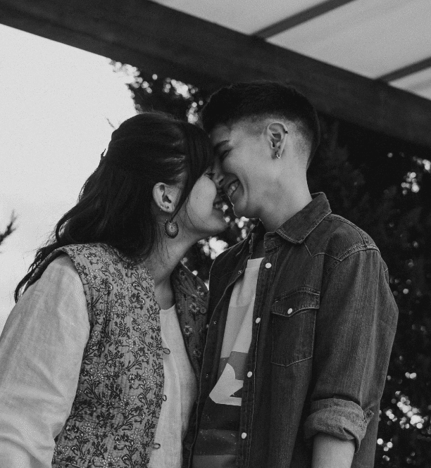 fotografia de una pareja en blanco y negro dandose un beso en la nariz y sonriendo