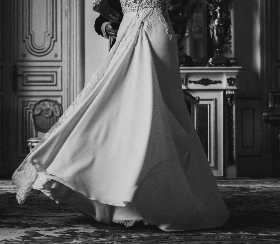 fotografia en blanco y negro de la cola de un vestido de novia en movimiento