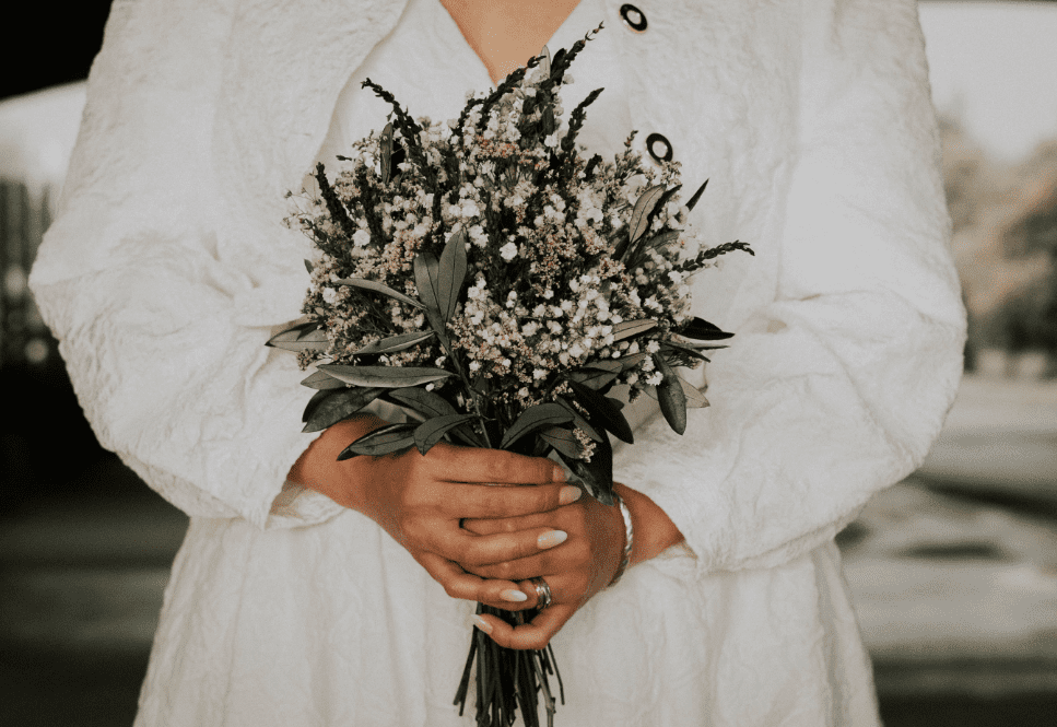 foto de un ramo de novia agarrado por ella el dia de su boda