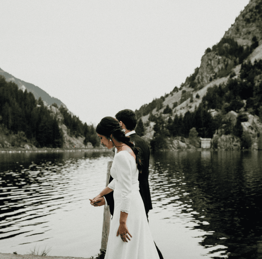 foto de una pareja de vestidos de novios y al fondo el lago de panticosa