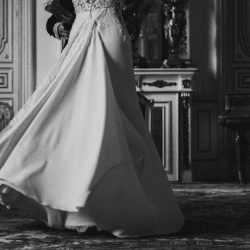fotografia en blanco y negro del vuelo de la cola de un vestido de novia
